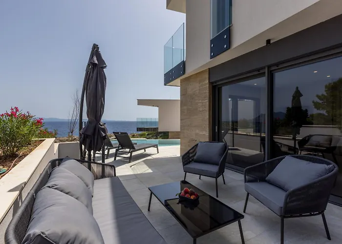 Beachfront Luce With Seaview And Pool Pijavicino